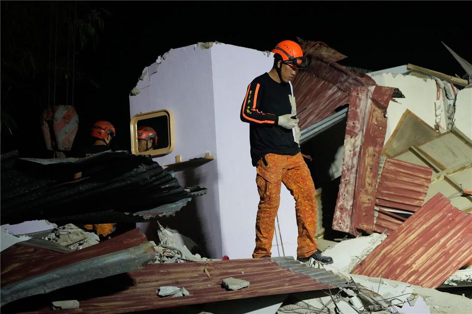 Retter suchten weiter nach möglichen Verschütteten.Aaron Favila/AP/dpa
