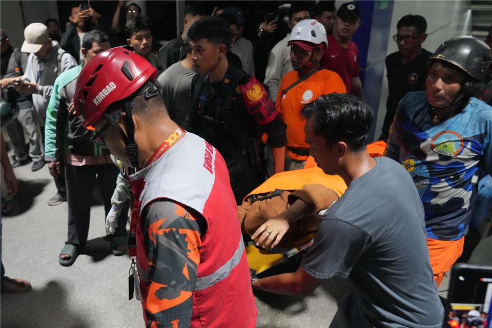 Retter tragen eine Frau auf einer Trage.Ahmad Ibrahim/AP/dpa