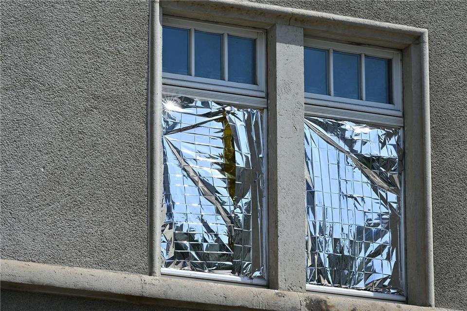 Rettungsdecken an Fenstern sollen die Sonneneinstrahlung und die Hitze in der Wohnung verringern.Katharina Kausche/dpa