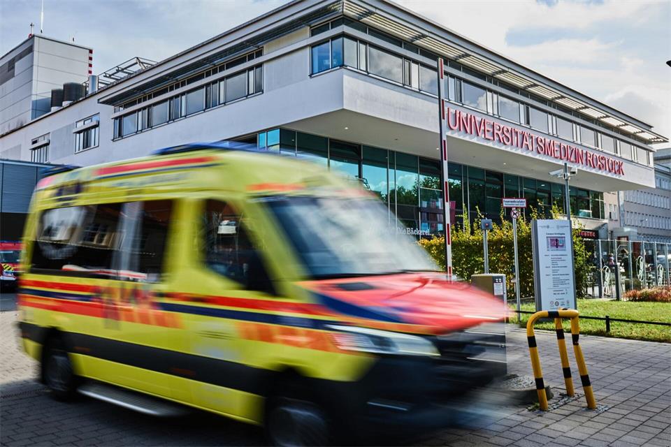 Rettungsdienste und Notaufnahmen sind oft überlastet, nun soll eine Reform helfen. (Symbolfoto)Jens Büttner/dpa