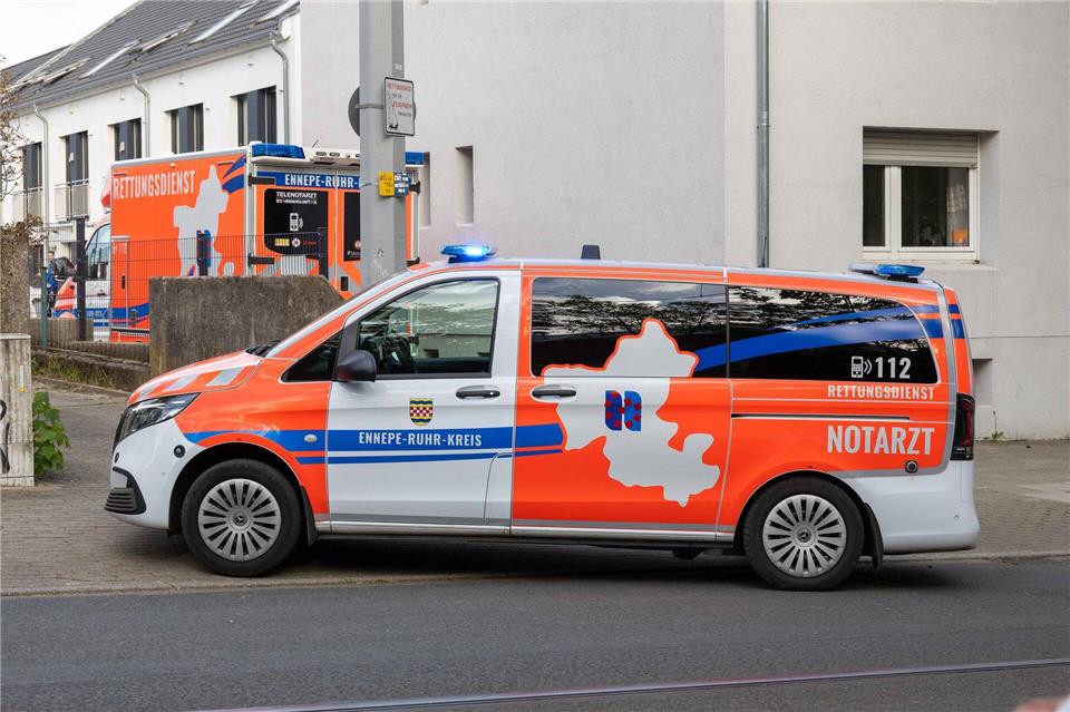 Rettungseinsatz: Ein Kind stürzt aus dem zweiten Stock - wird aber nur leicht verletzt. Justin Brosch/dpa