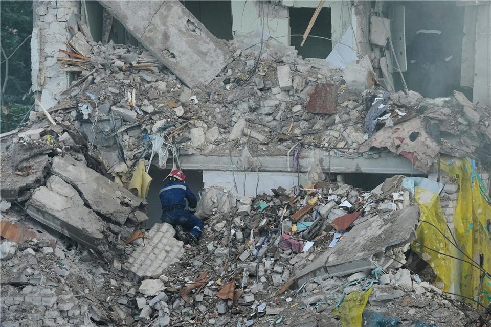 Rettungshelfer in Kiew suchen nach Überlebenden in den Trümmern nach dem russischen Angriff.Efrem Lukatsky/AP/dpa
