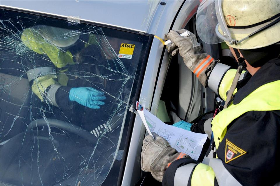 Rettungskarten im Auto liefern Hilfskräften wertvolle Informationen zur Bergung von Unfallopfern.Tobias Hase/dpa/dpa-tmn