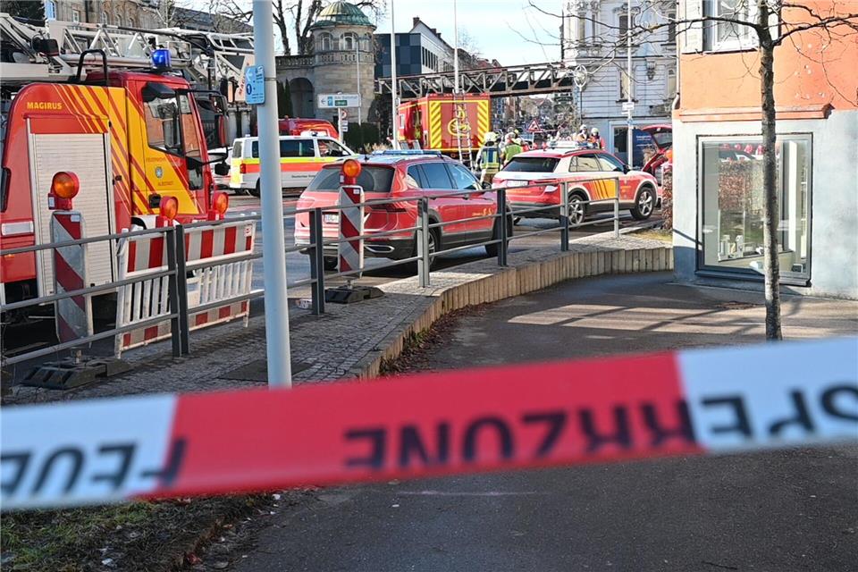 Rettungskräfte, Feuerwehren und Polizei sind im Einsatz.Ralf Biesinger/dpa