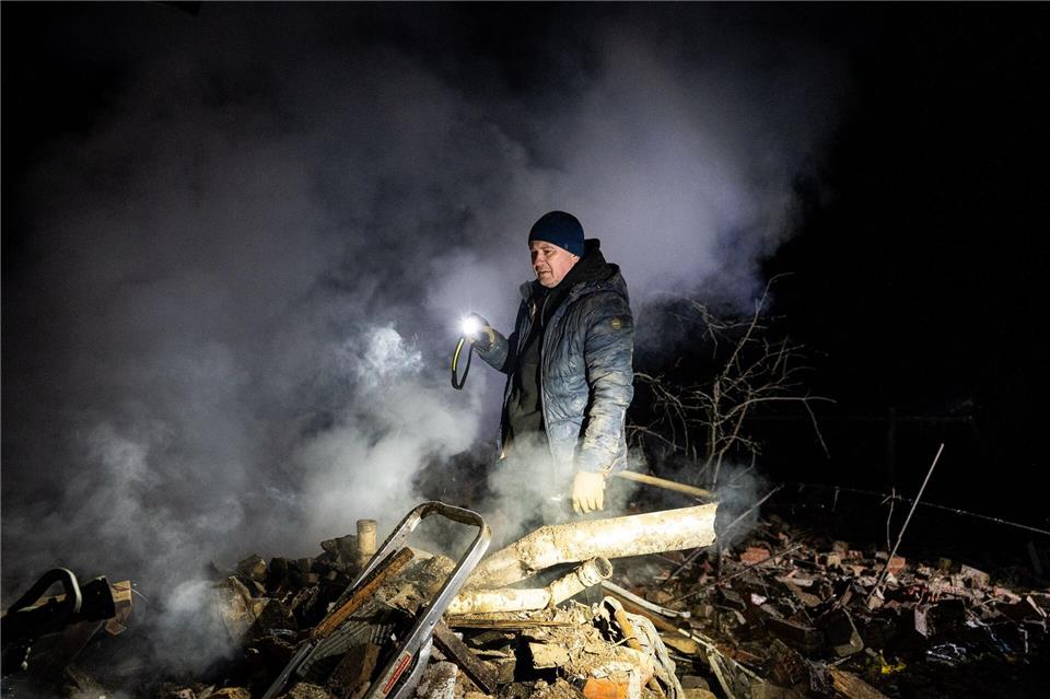 Rettungskräfte arbeiten am Ort eines russischen Luftangriffs auf ein Wohngebiet.Tommaso Fumagalli/ZUMA Press Wire/dpa