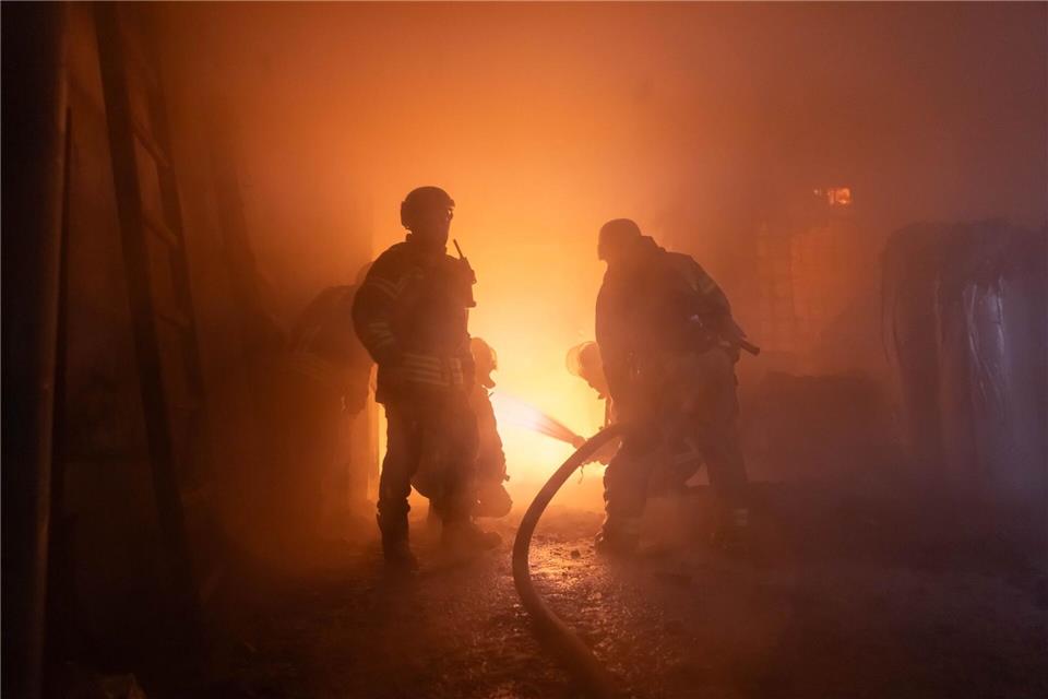Bilder des Tages Rettungskräfte arbeiten an einem brennenden Gebäude im Stadtteil Slobidskij von Charkiw.Yevhen Titov/ZUMA Press Wire/dpa