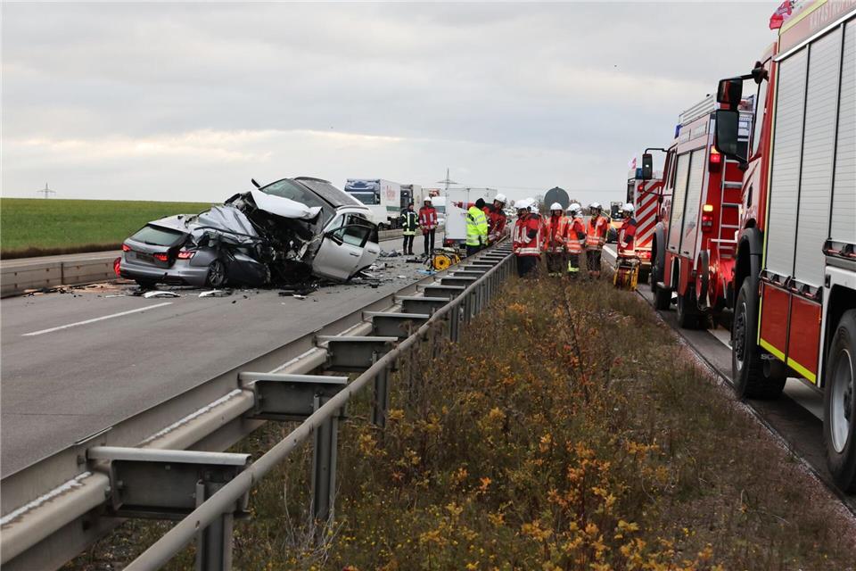 Rettungskräfte auf der A4 zwischen Schmölln und Meerane.Bodo Schackow/dpa