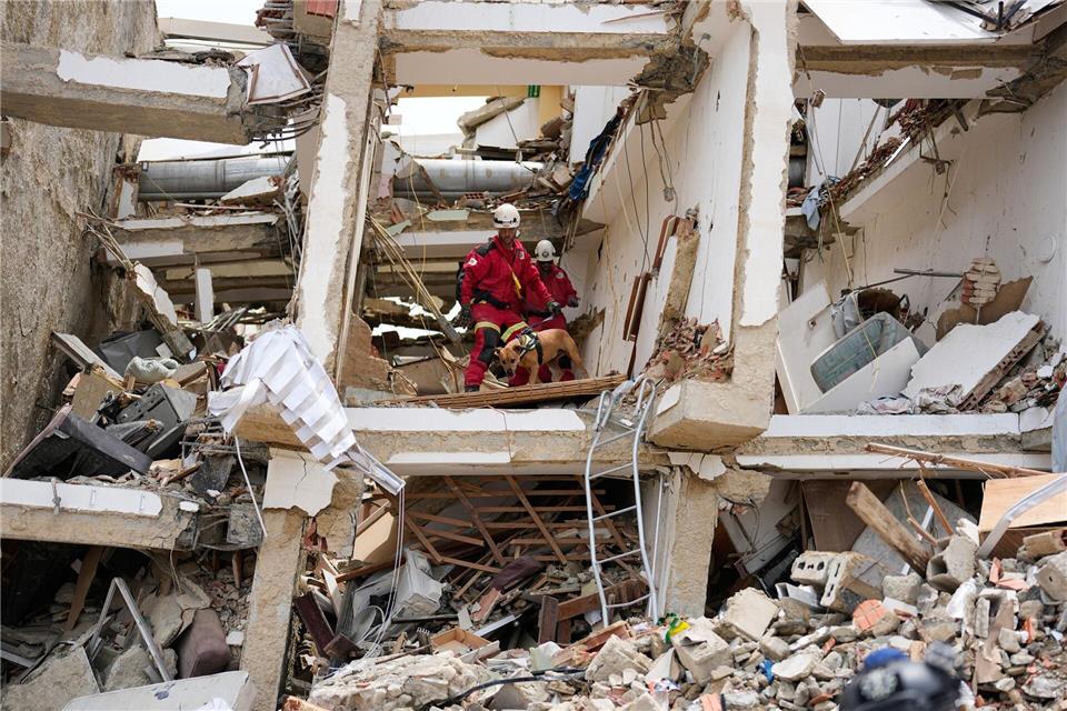 Rettungskräfte aus Spanien durchsuchen die Trümmer eines Gebäudes.Fernando Vergara/AP/dpa