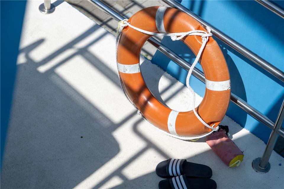 Rettungskräfte bargen den Mann noch aus dem Wasser, er starb später in einem Krankenhaus. (Symbolbild)Stefan Puchner/dpa