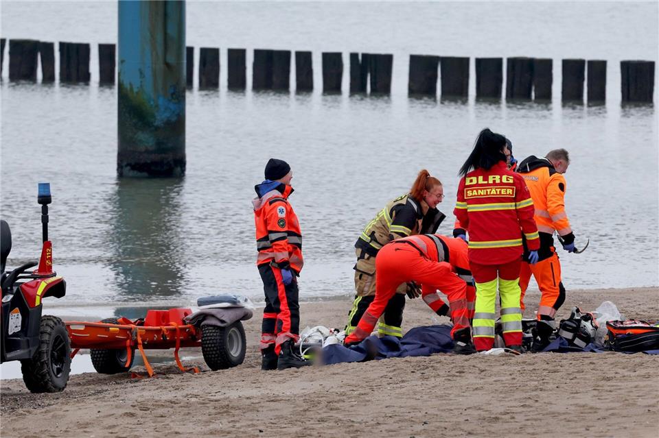 Rettungskräfte bargen einen Mann leblos aus der Ostsee vor Graal-Müritz. Bernd Wüstneck/dpa