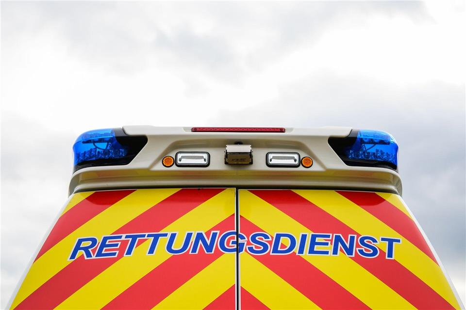 Rettungskräfte befreiten den Mann und brachten ihn zur weiteren Behandlung in eine Klinik. (Symbolbild)Philipp Schulze/dpa