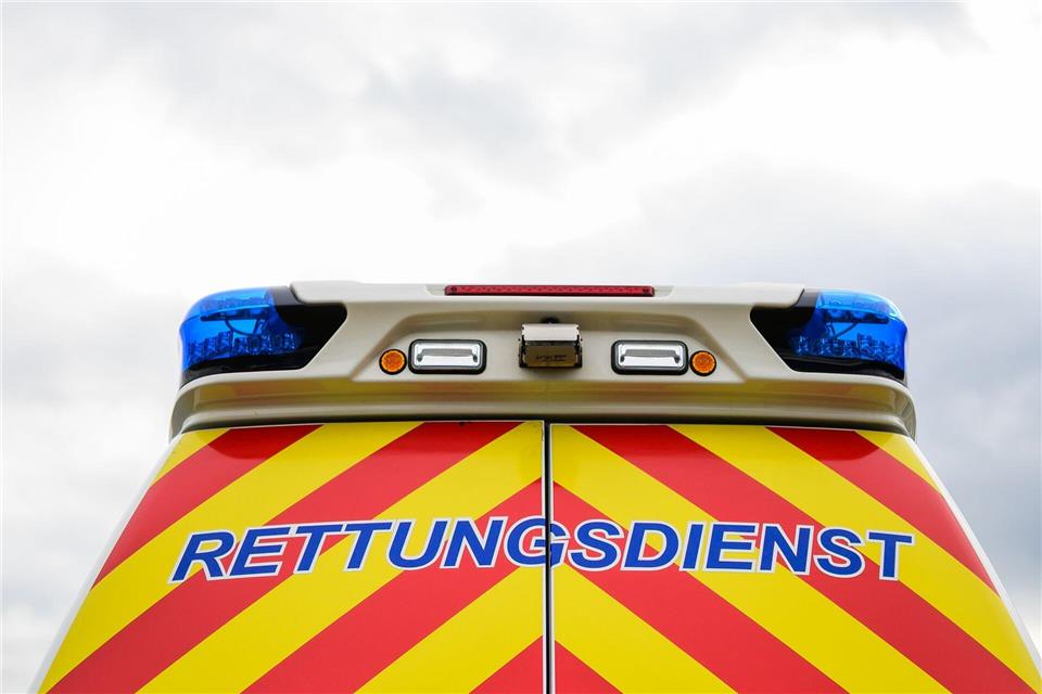 Rettungskräfte befreiten den Mann und brachten ihn zur weiteren Behandlung in eine Klinik. (Symbolbild)Philipp Schulze/dpa