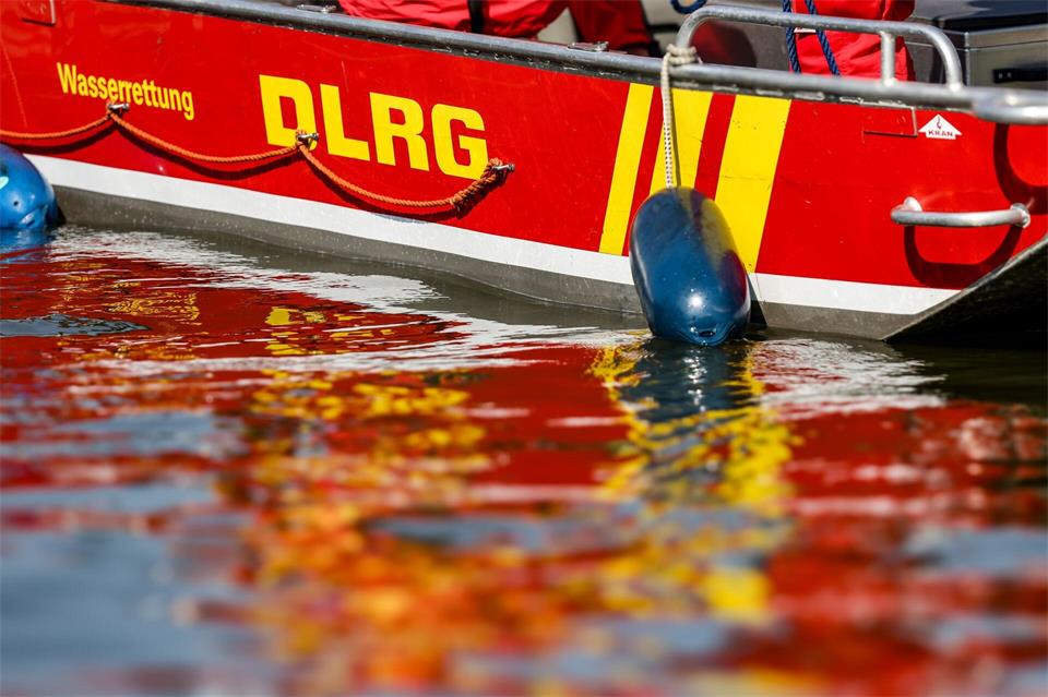 Rettungskräfte bergen den Toten aus dem Baggersee nahe der französischen Grenze. (Symbolbild)Christoph Reichwein/dpa