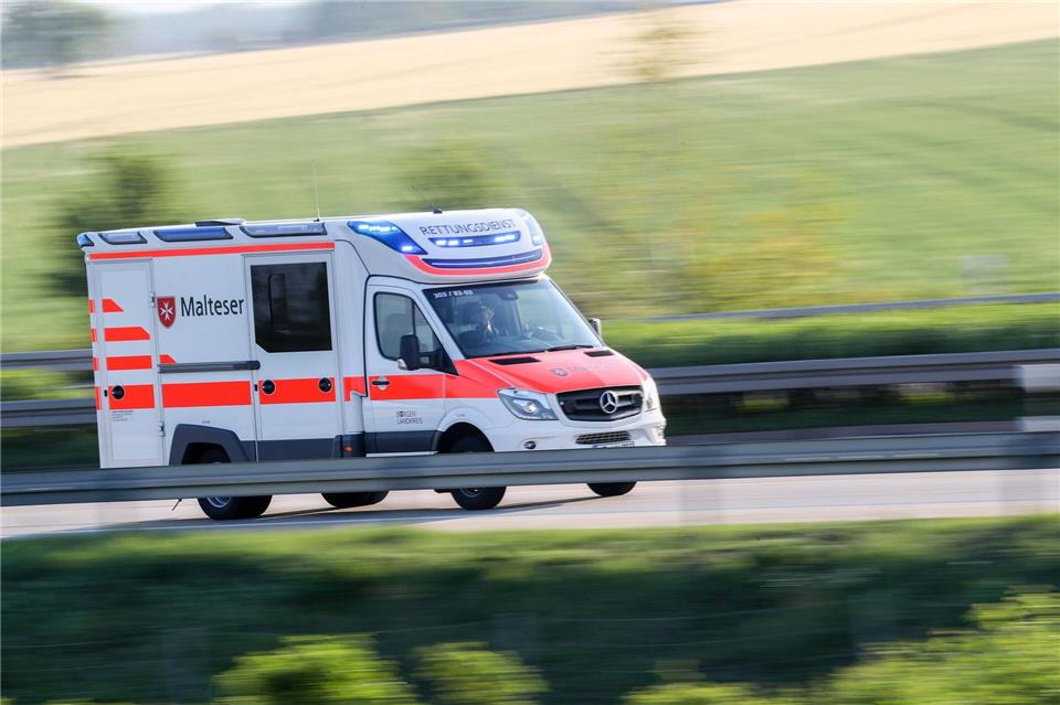 Rettungskräfte bergen einen toten Mann nach einem Autounfall auf der B107. (Symbolbild)Jan Woitas/dpa-Zentralbild/dpa