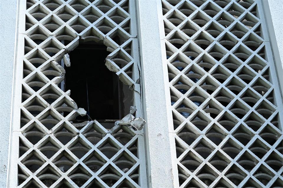 Rettungskräfte berichten, dass sie die Fenstervergitterungen der Säuglingsstation aufbrechen mussten.Mathis Richtmann/dpa