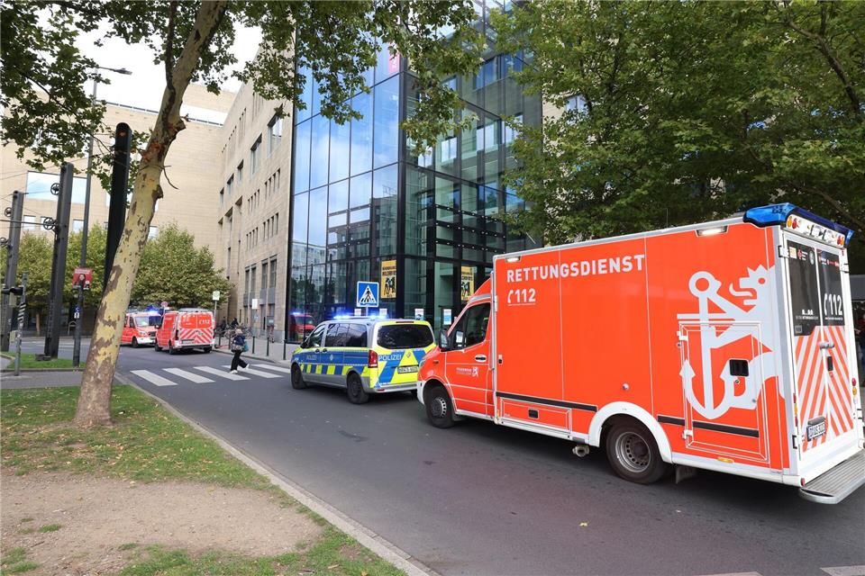 Rettungskräfte brachten den 17-Jährigen lebensgefährlich verletzt ins Krankenhaus.David Young/dpa