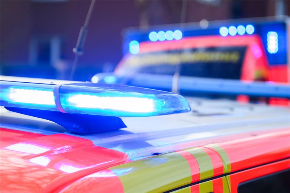 Rettungskräfte brachten den 55-Jährigen mit lebensbedrohlichen Verletzungen in eine Klinik. (Symbolbild)Julian Stratenschulte/dpa