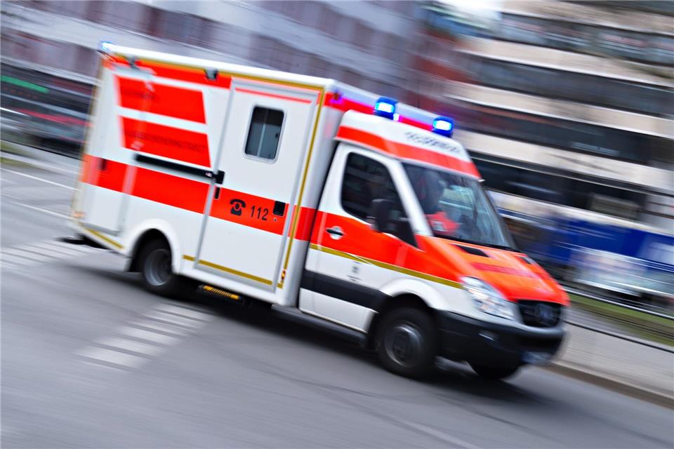 Rettungskräfte brachten den 65-jährigen Rennradfahrer mit schweren Verletzungen ins Krankenhaus. (Symbolbild)Nicolas Armer/dpa