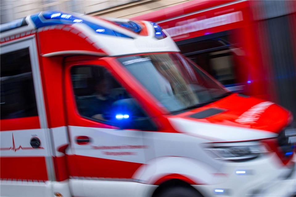 Rettungskräfte brachten den Radfahrer zur weiteren Behandlung in ein Krankenhaus. (Symbolbild)Jens Büttner/dpa
