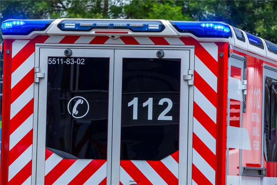 Rettungskräfte brachten den Schwerverletzten am Montag in eine Klinik. (Symbolbild)Jens Büttner/dpa