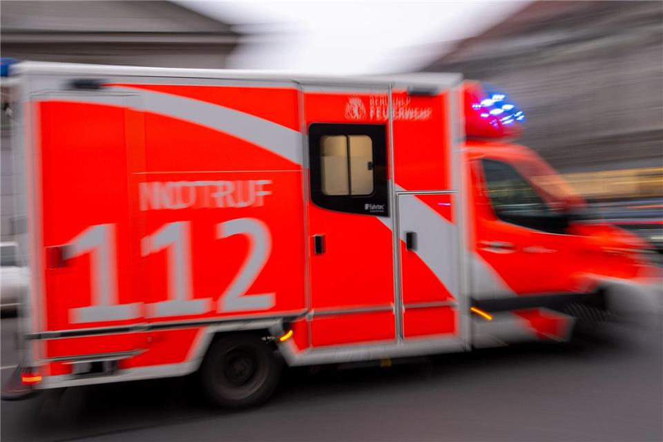 Rettungskräfte brachten den Schwerverletzten mit einem Rettungswagen in ein Krankenhaus. (Symbolbild)Monika Skolimowska/dpa