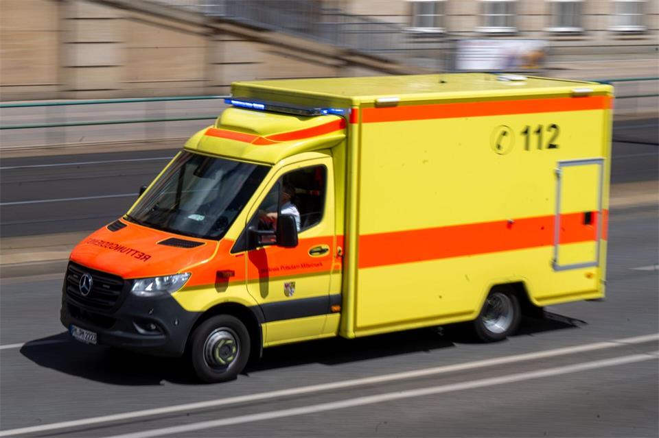 Rettungskräfte brachten den lebensgefährlich Verletzten am Abend in eine Klinik. (Symbolbild)Monika Skolimowska/dpa