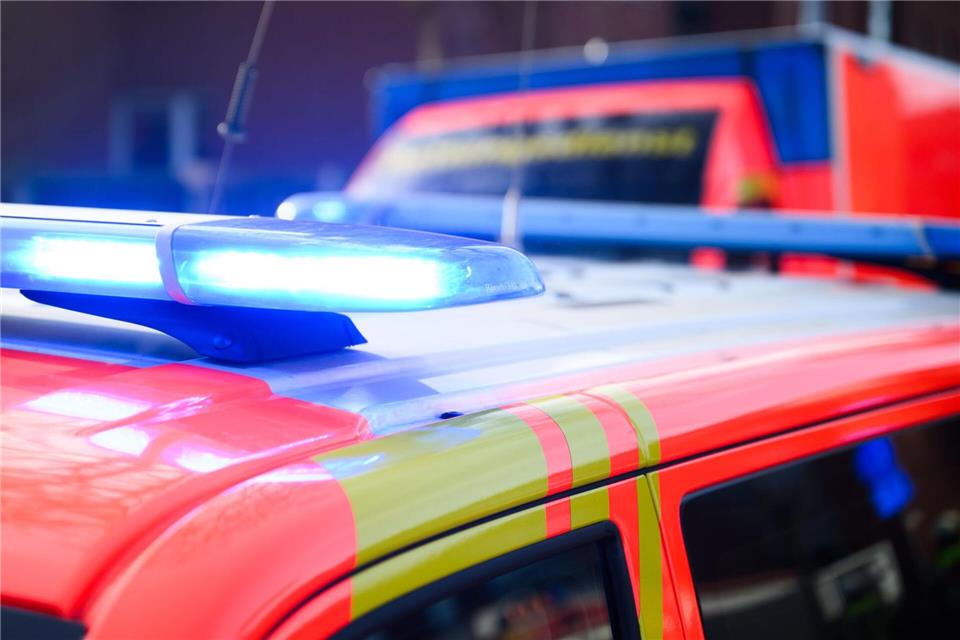 Rettungskräfte brachten den verletzten Motorradfahrer ins Krankenhaus. (Symbolbild)Julian Stratenschulte/dpa