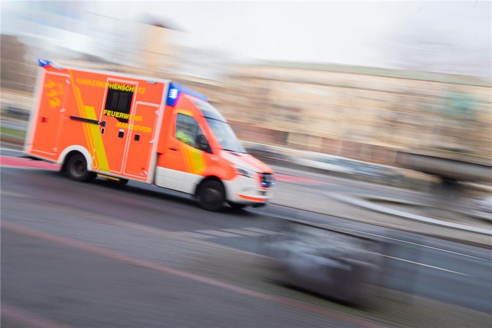 Rettungskräfte brachten die schwer verletzte 13-Jährige in eine Klinik. (Symbolbild)Julian Stratenschulte/dpa