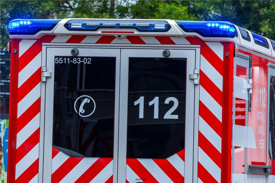 Ein Schwerverletzter nach Frontalcrash in Arnsdorf Rettungskräfte bringen beide Verletzte in eine Klinik. (Symbolbild)Jens Büttner/dpa