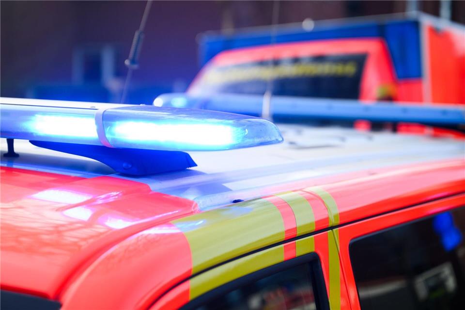 Rettungskräfte bringen die Verletzten in umliegende Krankenhäuser. (Symbolbild)Julian Stratenschulte/dpa