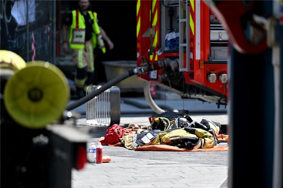 Rettungskräfte bringen mindestens zwei Menschen nach dem Brand mit Verbrennungen in ein Krankenhaus. Emile Windal/Belga/dpa