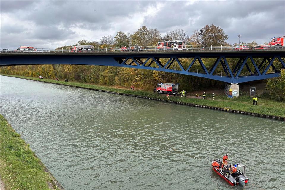 Auto stürzt nach Unfall in Mittellandkanal - drei Tote  Rettungskräfte der Feuerwehr sind an der Unfallstelle auf der Bundesstraße 4 an einer Brücke über den Mittellandkanal im Einsatz. Benjamin Müller/dpa