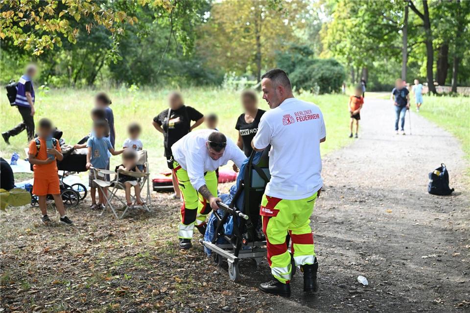 Rettungskräfte der Feuerwehr sind an der Unfallstelle im Einsatz.  (Archivbild)Annette Riedl/dpa