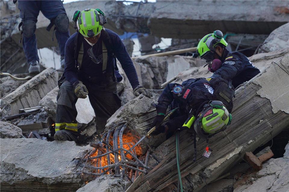 Rettungskräfte durchtrennen Trümmer bei der Suche nach Überlebenden.Ivan Valencia/AP/dpa