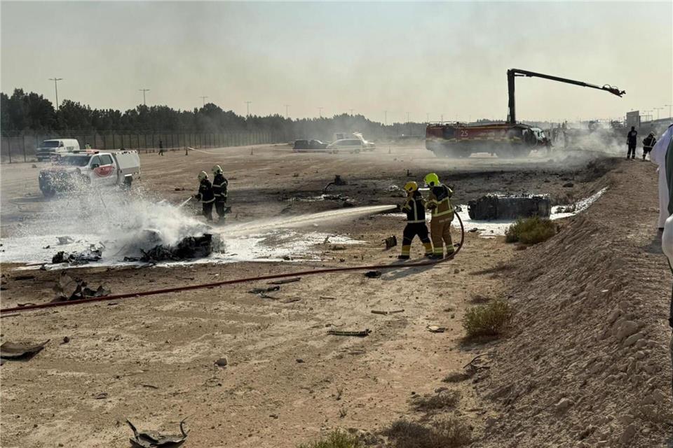 Rettungskräfte eilten zum Unfallort bei der Dubai Air Show. Für den Piloten kam jede Hilfe zu spät. Uncredited/Dubai Media Office/AP/dpa