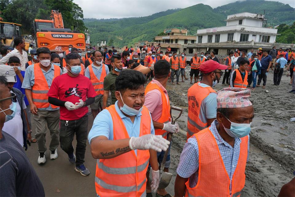 Rettungskräfte erreichen sturzflutbetroffenes Himalaya-Dorf Nuwakot in NepalRajesh Kumar Singh/AP/dpa