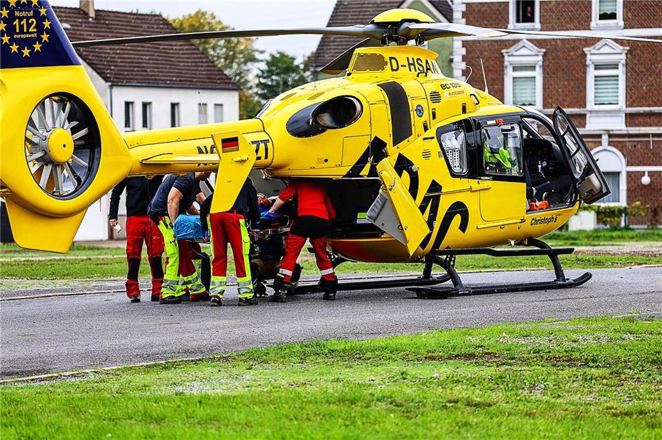 Rettungskräfte fliegen ein schwer verletztes Mädchen aus Herne in ein Krankenhaus.Alex Talash/dpa