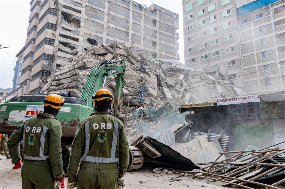 Rettungskräfte führen Such- und Rettungsmaßnahmen an der Stelle eines eingestürzten mehrstöckigen Gebäudes durch, das sich im Stadtteil Eastleigh in Nairobi im Bau befand.Boniface Muthoni/SOPA Images via ZUMA Press Wire/dpa