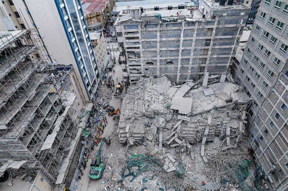 Rettungskräfte führen Such- und Rettungsmaßnahmen an der Stelle eines eingestürzten mehrstöckigen Gebäudes durch, das sich im Stadtteil Eastleigh in Nairobi im Bau befand.Boniface Muthoni/SOPA Images via ZUMA Press Wire/dpa