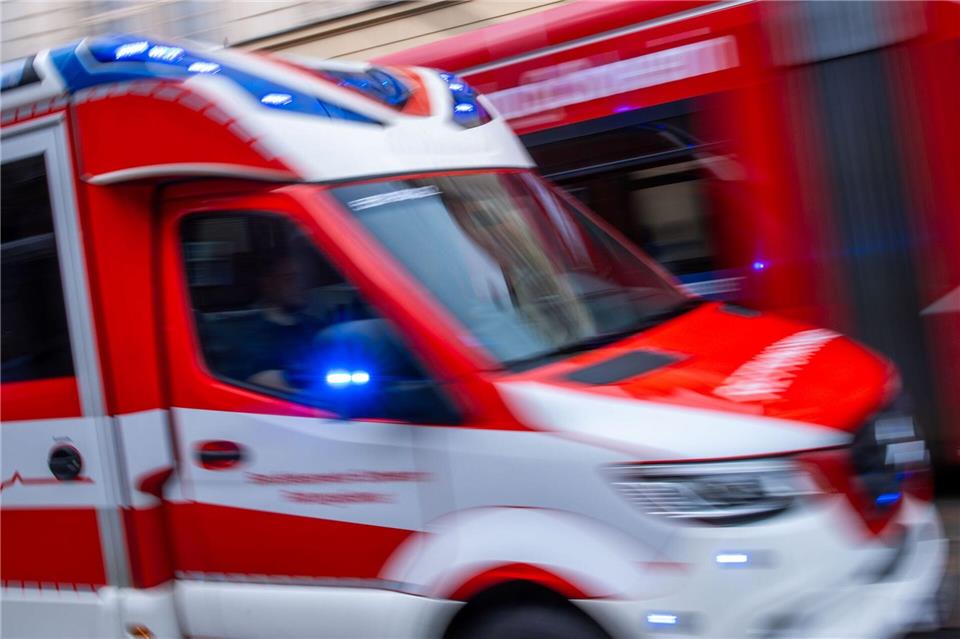 Rettungskräfte haben den Mann noch reanimiert, doch ohne Erfolg. (Symbolbild)Jens Büttner/dpa