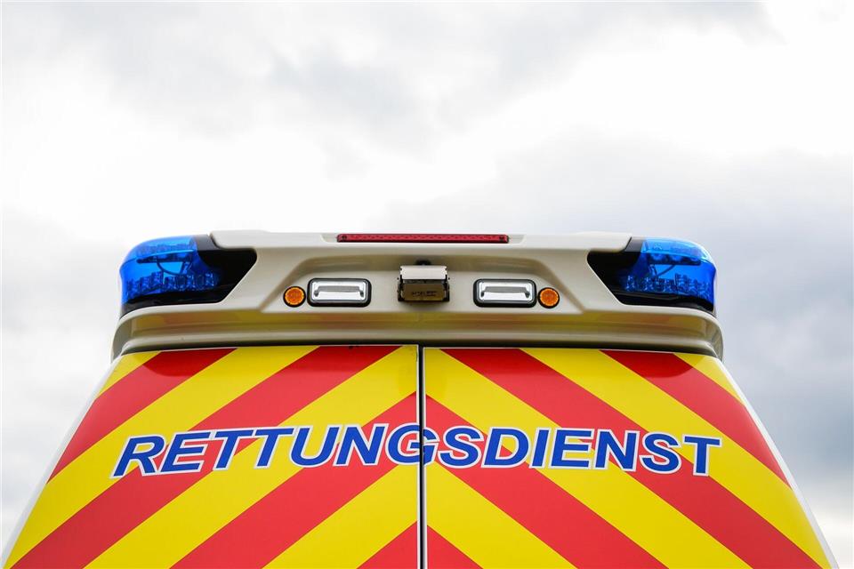 Rettungskräfte haben einen verletzten Mann in Wilhelmshaven versorgt - er soll von zwei jungen Männern geschlagen und getreten worden sein. (Symbolbild)Philipp Schulze/dpa