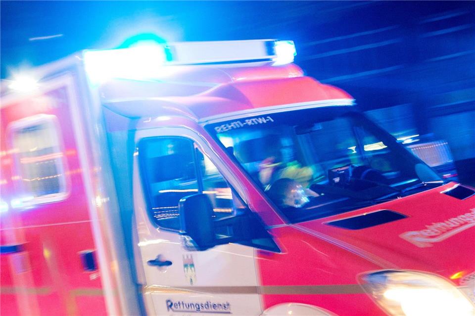 Rettungskräfte konnten dem eingeklemmten Fahrer nicht mehr helfen. (Symbolbild)Marcel Kusch/dpa