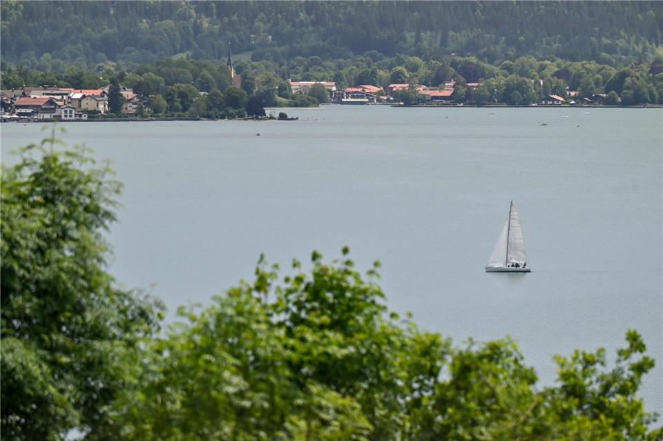 Rettungskräfte konnten den Mann nur noch tot aus dem Tegernsee bergen. (Symbolbild)Peter Kneffel/dpa