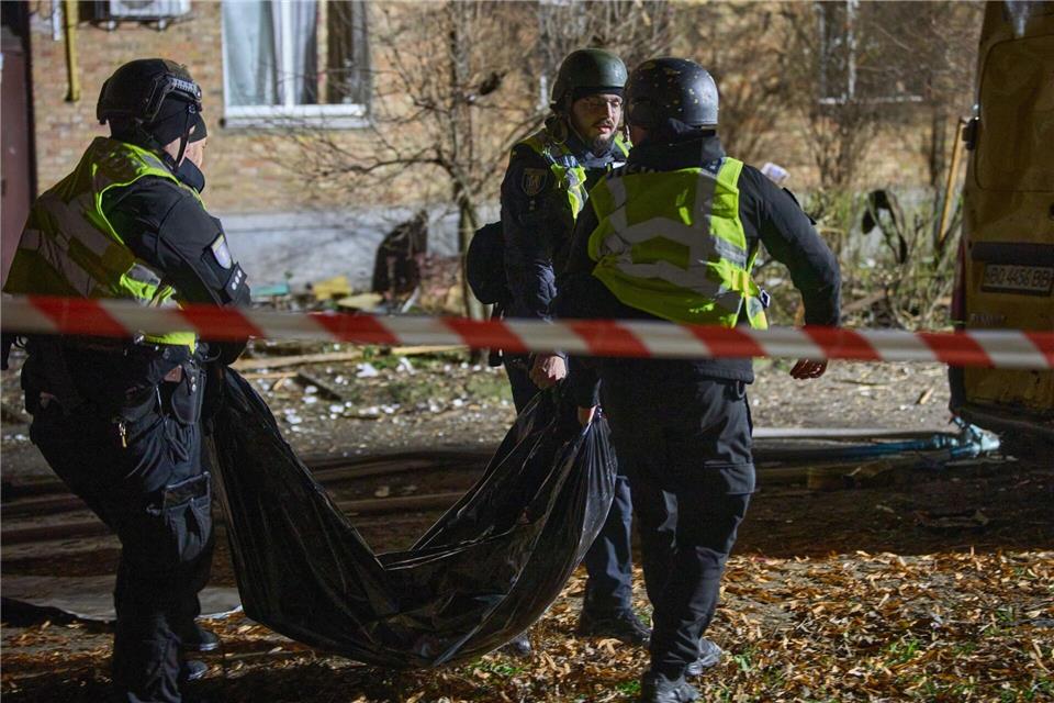 Rettungskräfte konnten einen Zivilisten nur noch tot aus den Trümmern bergen.Efrem Lukatsky/AP/dpa