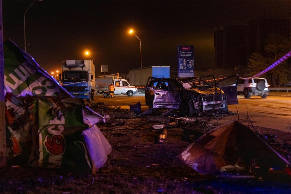 Rettungskräfte räumen in Kiew Trümmer und beschädigte Straßeninfrastruktur in der Nähe eines zerstörten Autos nach einem nächtlichen russischen Angriff weg.Dan Bashakov/AP/dpa