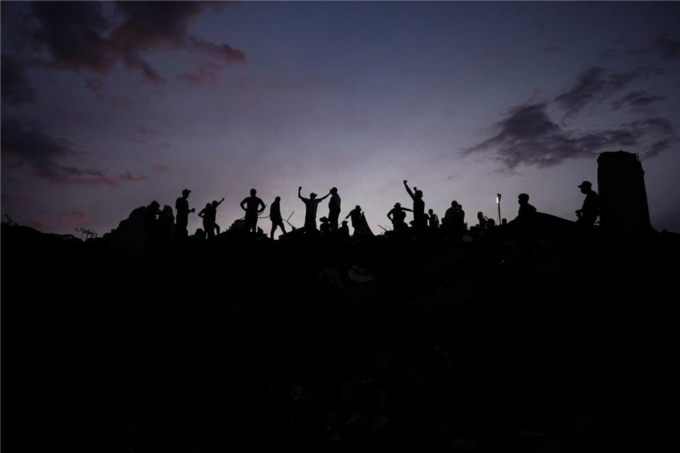 Rettungskräfte reagieren im Einsatz in La Guaira, während sie Such- und Rettungsmaßnahmen nach den Erdbeben in Venezuela durchführen, um mögliche Überlebende zu erreichen.Matias Delacroix/AP/dpa