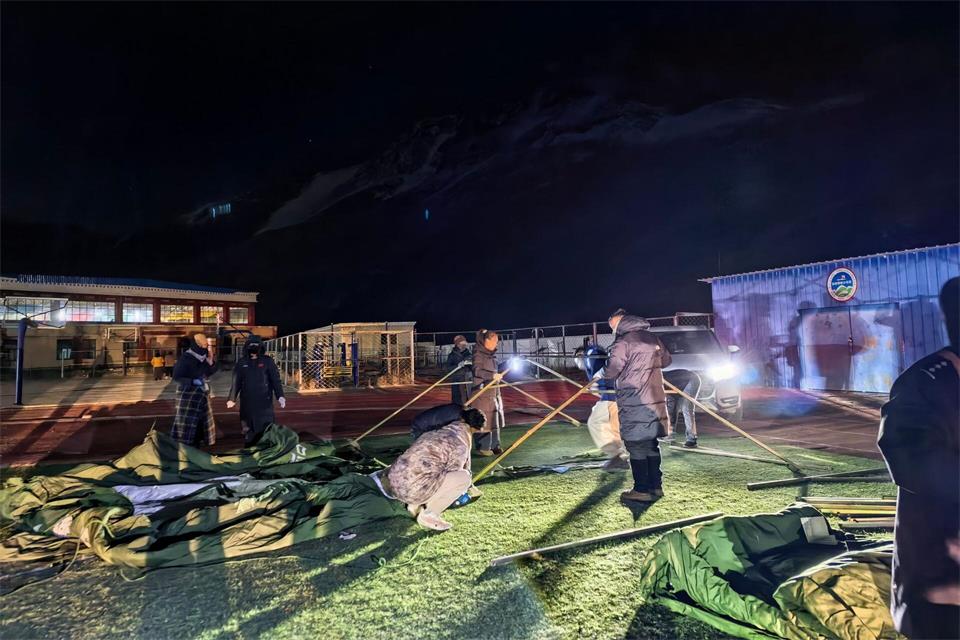 Rettungskräfte richteten provisorische Unterkünfte ein. Uncredited/XinHua/dpa