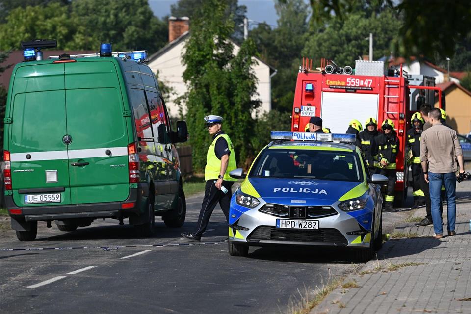 Drohnen über Polen – Pistorius: „Gezielte Kursführung“ Rettungskräfte sind am Ort eines Drohneneinschlags in Wyryki in Ostpolen im Einatz. Wojtek Jargilo/PAP/dpa