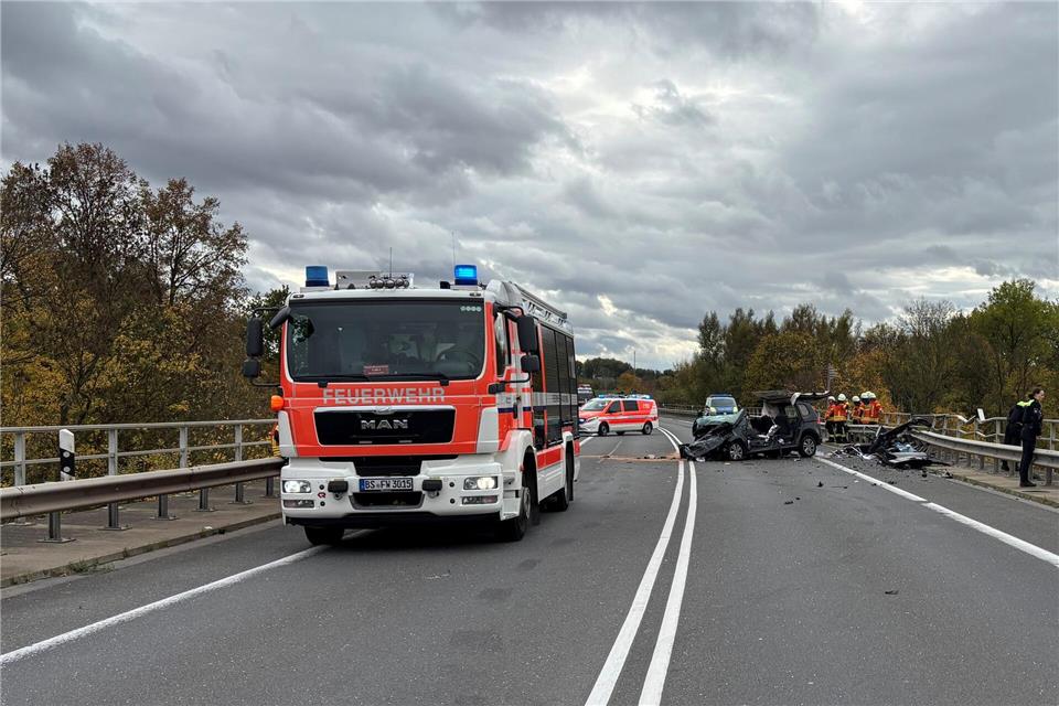 Auto stürzt nach Unfall in Mittellandkanal - drei Tote  Rettungskräfte sind am Unfallort im Einsatz. Benjamin Müller/dpa
