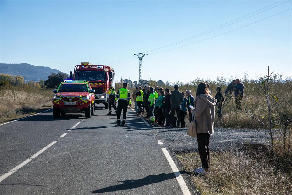 Rettungskräfte sind am Unfallort im Einsatz.Juanma Jiménez/EUROPA PRESS/dpa